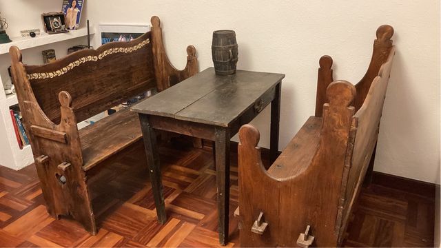 Conjunto mesa y bancos vintage.
