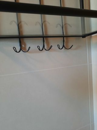 Estantería de metal y cristal