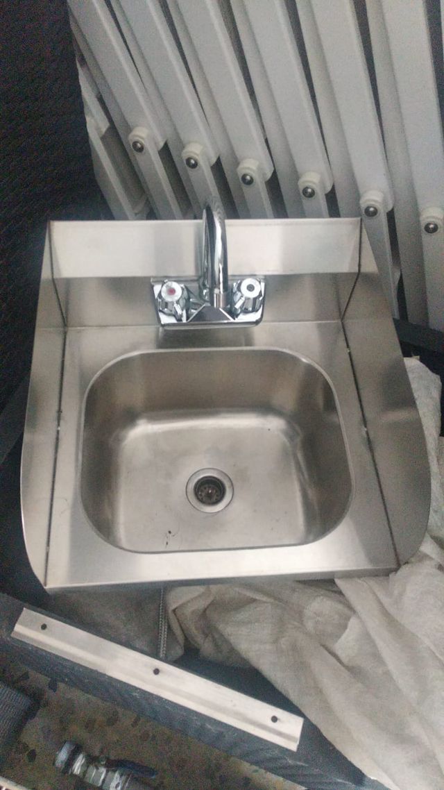 Lavandino lavamani in acciaio inox.