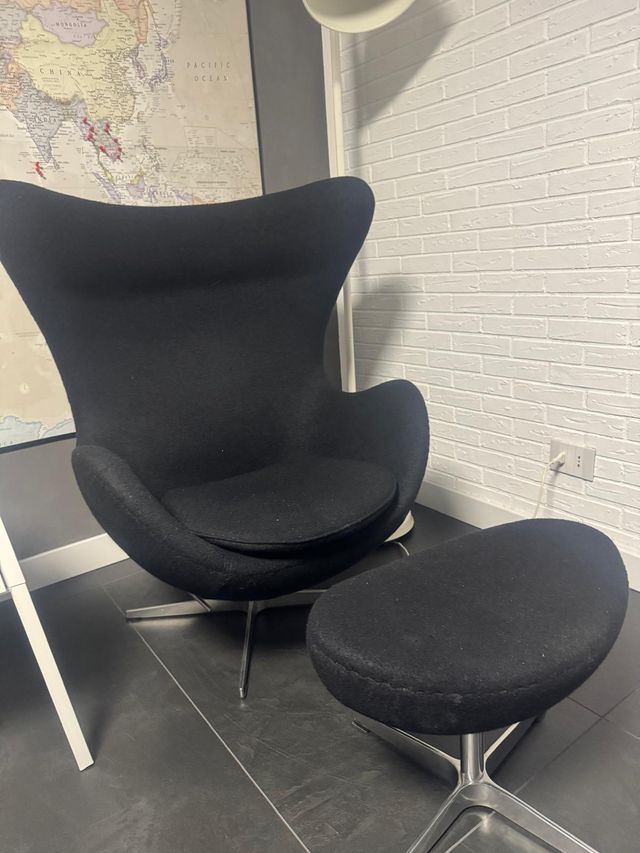 2 Poltrone Egg Chair con Poggiapiedi in Cashmere