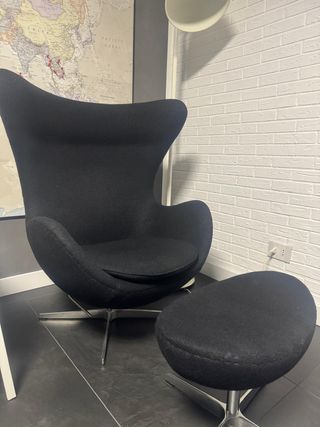 2 Poltrone Egg Chair con Poggiapiedi in Cashmere