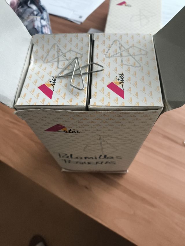 10 estuches de 50 clips cada uno, tipo mariposa