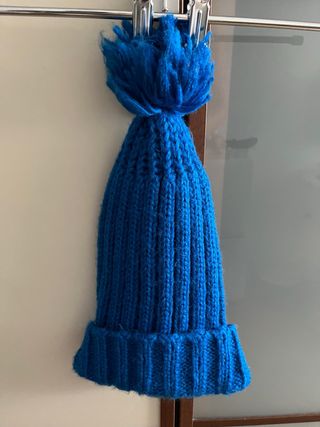 Gorro azul con pompón