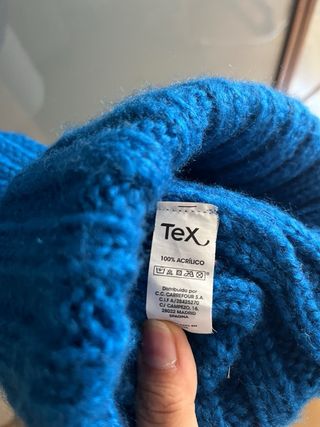 Gorro azul con pompón