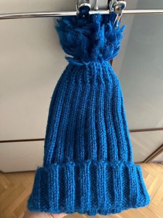 Gorro azul con pompón