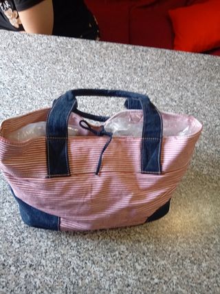 Borsa a spalla rosa e blu