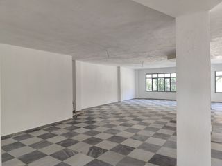 Local comercial amplio o para uso de vivienda