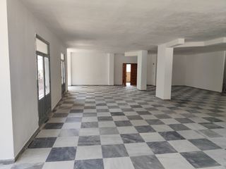 Local comercial amplio o para uso de vivienda