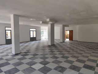 Local comercial amplio o para uso de vivienda