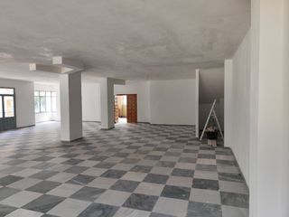 Local comercial amplio o para uso de vivienda