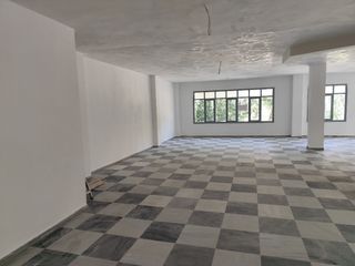 Local comercial amplio o para uso de vivienda