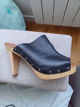 Zuecos negros piel