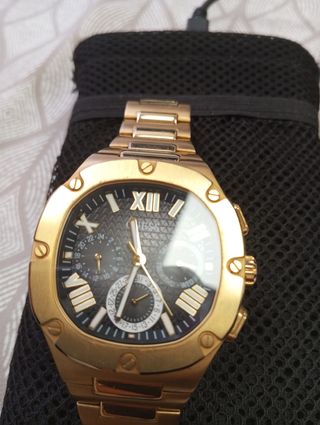 Reloj Guess dorado - Casi nuevo