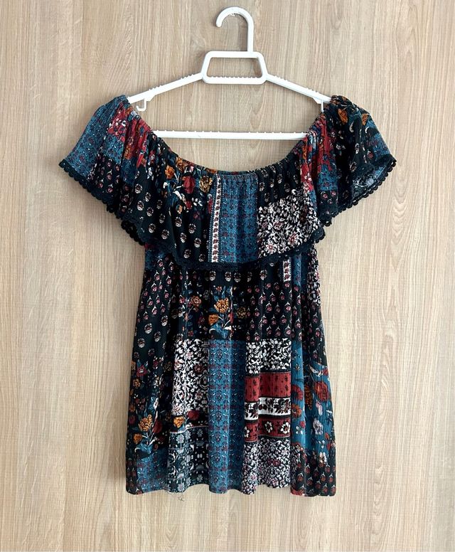 Top étnico multicolor hombros caídos