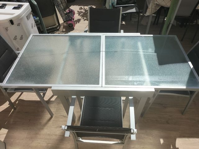 Mesa extensible y 4 sillas