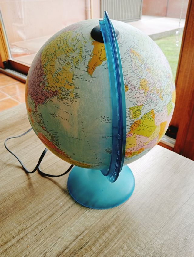 Globo terráqueo iluminado