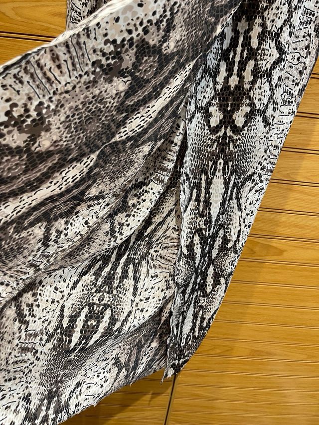 Pantalones estampados serpiente mide 97 de largo.