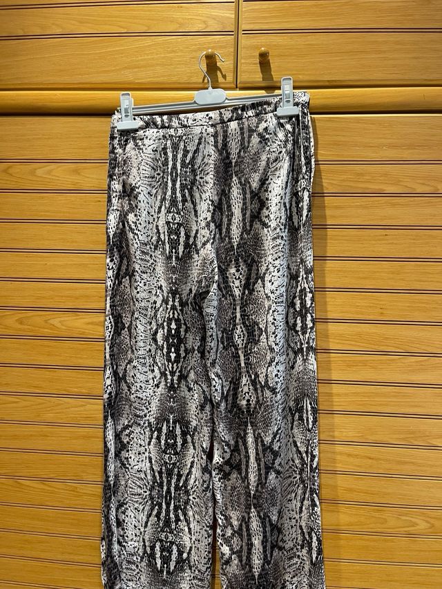 Pantalones estampados serpiente mide 97 de largo.