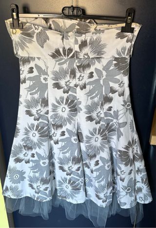Vestito estivo bianco con fantasia di fiori grigi