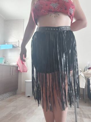 Falda negra larga con flecos de polipiel