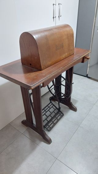Máquina coser Alfa antigua