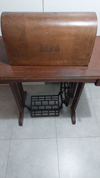 Máquina coser Alfa antigua