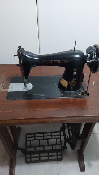 Máquina coser Alfa antigua