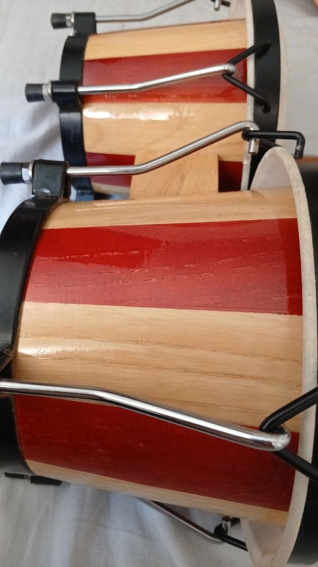 Bongos de madera clásicos en perfecto estado