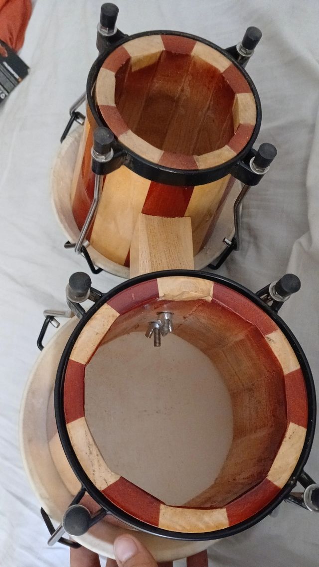 Bongos de madera clásicos en perfecto estado