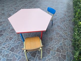 Mesita para niños con 2 sillas.
