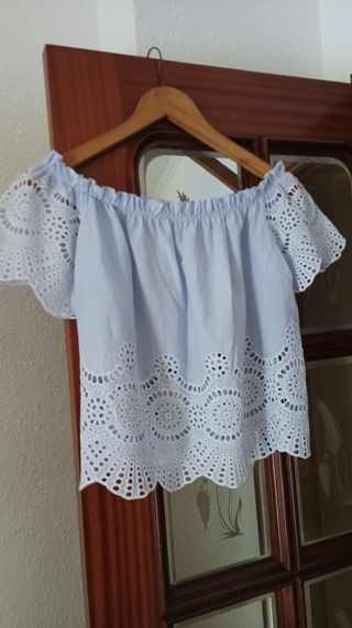 Blusa blanca y azul, palabra de honor