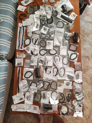 Pulseras y collares: hombre y mujer
