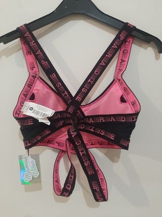 Top sujetador deportivo negro y fucsia
