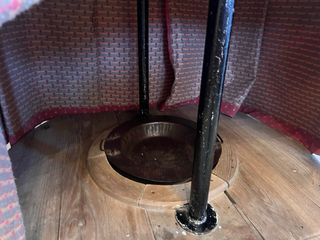 Mesa camilla redonda - tapiz rojo