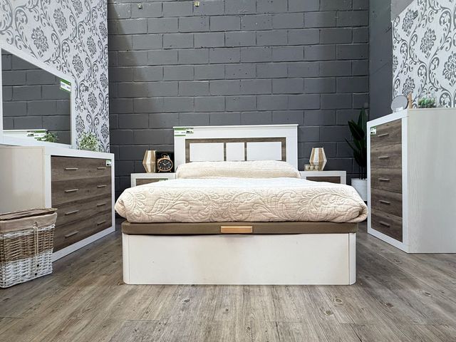 Dormitorio nuevo - Cama y mesitas