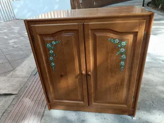 Mueble madera pequeño