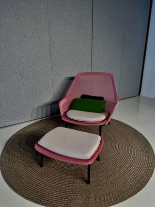 Sillón Vitra Slow Chair original con reposapiés di