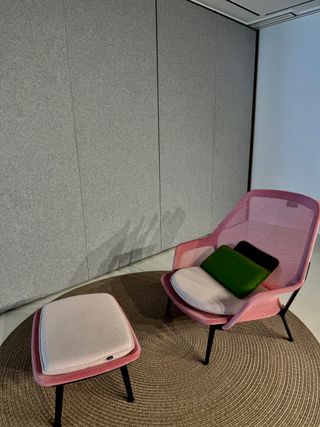 Sillón Vitra Slow Chair original con reposapiés di