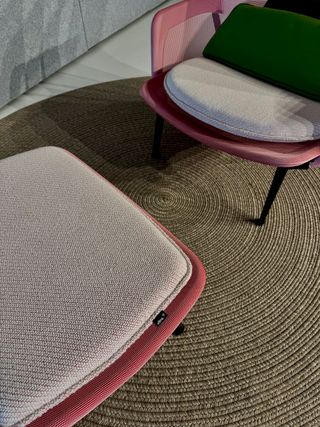 Sillón Vitra Slow Chair original con reposapiés di