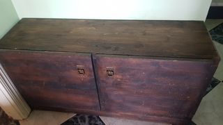 Zapatero de madera marrón