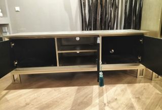 Mueble TV + licorera dorados