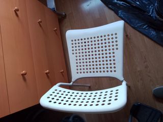Silla blanca metal y plástico