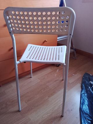 Silla blanca metal y plástico