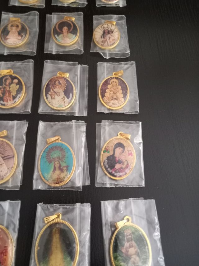 Medallas religiosas doradas - 30 unidades