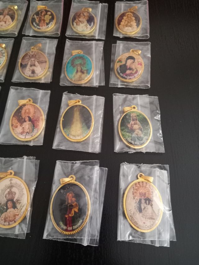 Medallas religiosas doradas - 30 unidades