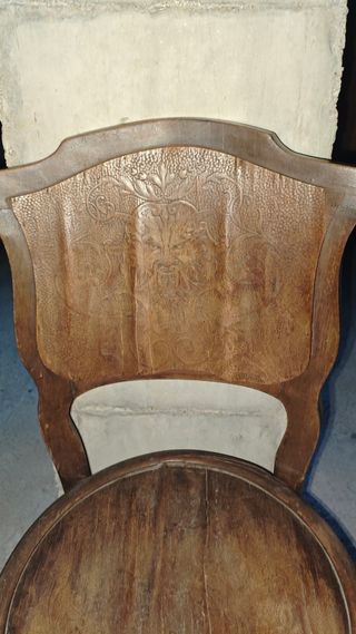 Silla antigua de madera para restaurar.