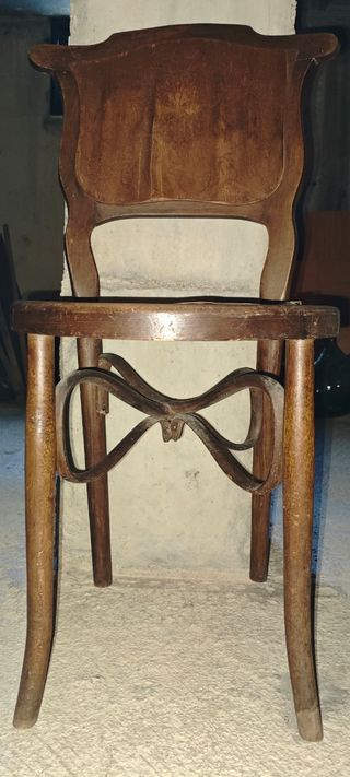 Silla antigua de madera para restaurar.