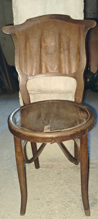 Silla antigua de madera para restaurar.