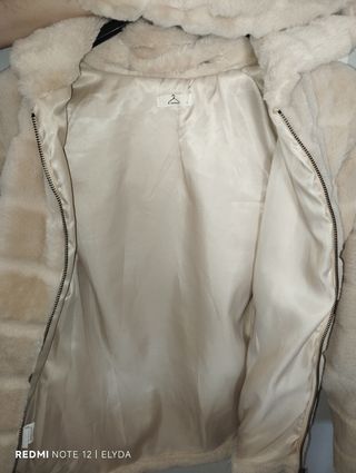 Abrigo beige pelo sintético con capucha