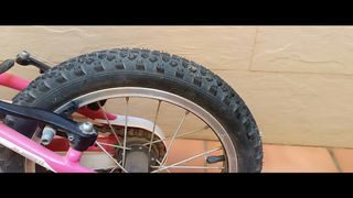 Bicicleta infantil rosa y blanca